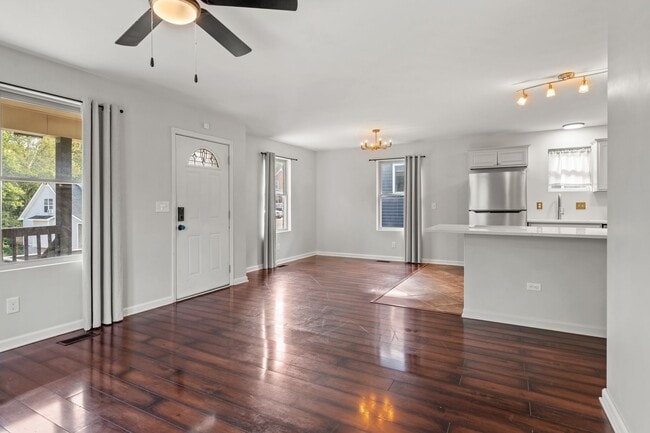 Photo - 2432 Adlai St