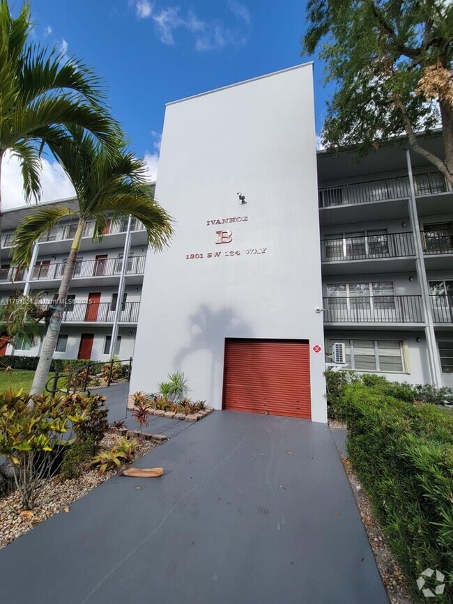 Building Photo - 1301 SW 134th Way Unit 109B Rental