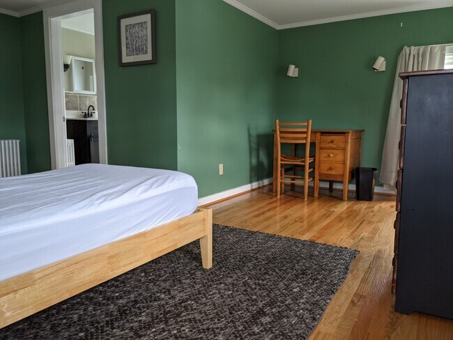 Queen luxury hybrid memory foam mattress - 27 Howard St Unit Green Room + Tan Bath