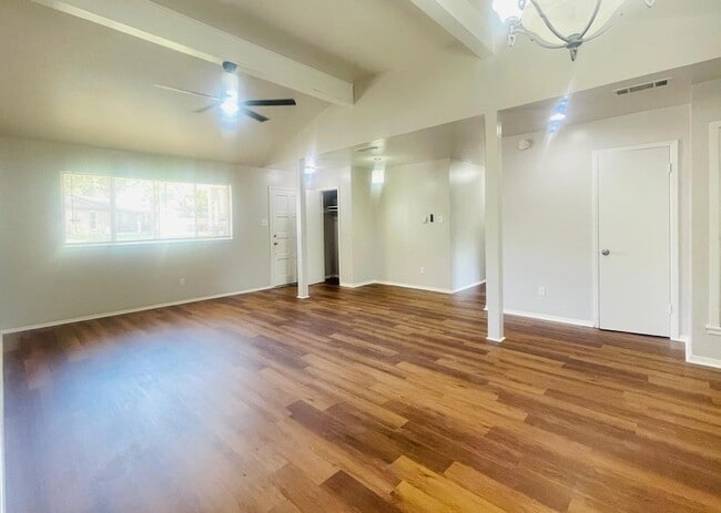 Photo - 1905 Brookview Dr