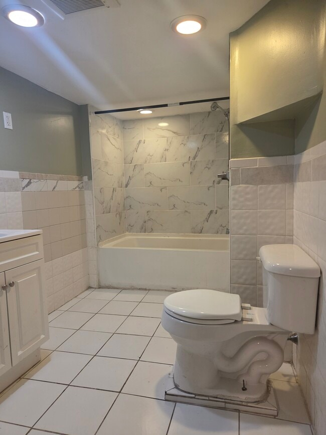 Bath - 474 E 18th St Unidad Ground