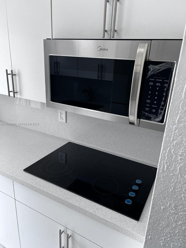 Building Photo - 1131 SW 7th St Unit 3