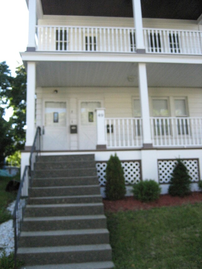 Building Photo - 49 Sycamore St Unit 49 Sycamore 2nd Floor Rental