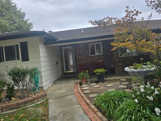 Photo - 1033 Woodshire Way