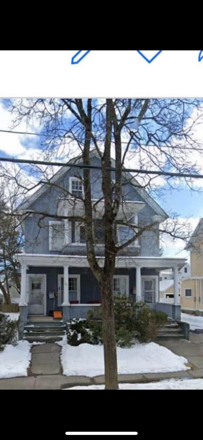 Upstairs Apartment - 20 Lincoln Ave Unit Upstairs