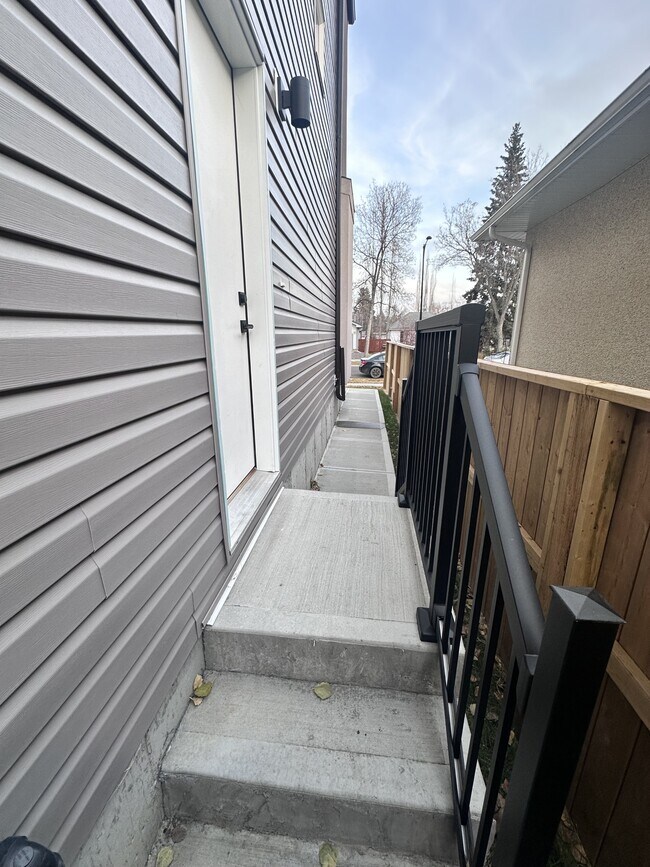 Photo - 10428-10147 147 St NW