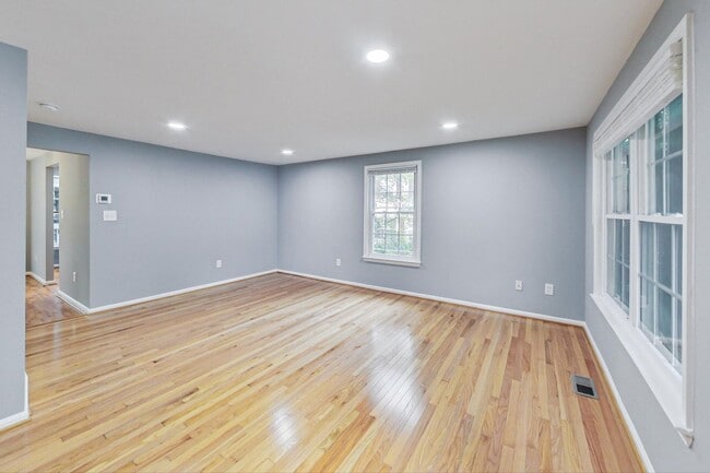 Photo - Beautifully maintained end unit Townhouse located in Stonebridge subdivision!