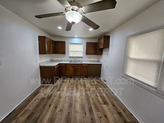 Building Photo - 1531 E Riverside Dr