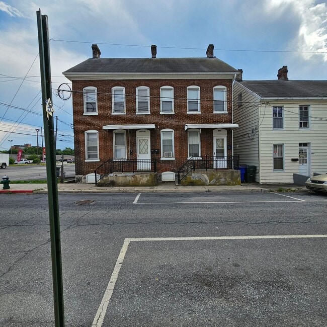 Building Photo - 1 Bedroom Apartment on First Floor! Unit 409 George Street A