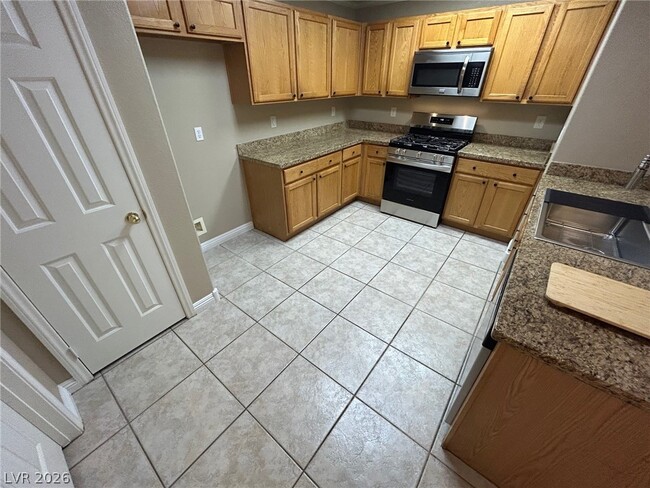 Photo - 907 Majestic Oak St