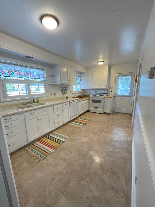 Photo - 170 S State St Unidad A