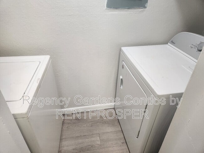 Photo - 5587 Devonbriar Way Unidad 102