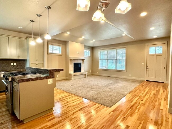 Photo - Luxury Living Near Valley River!