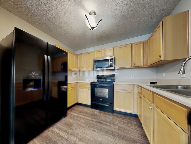 Photo - 826 Colonial Way