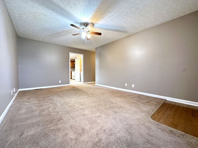 Photo - Single-Family in Oak Grove, KY--Deck and L...