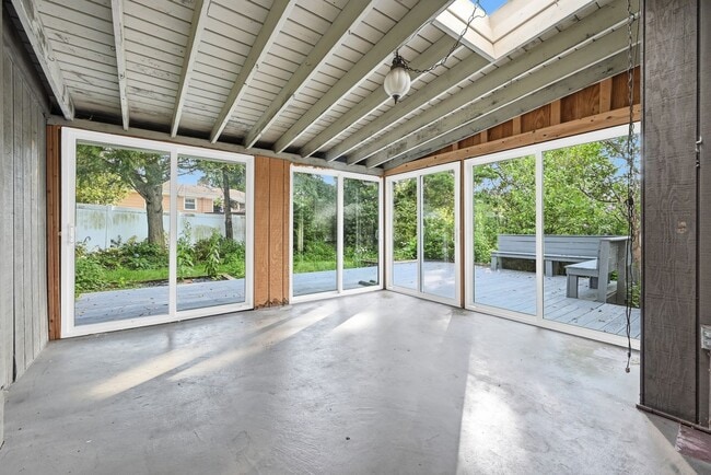 1403 Uelen Ct