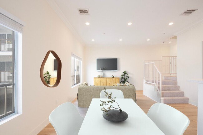 1752 N Kingsley Dr.