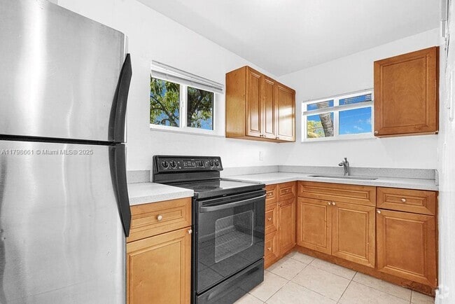 Building Photo - 1960 SW 41st Ave Unit 2 Rental