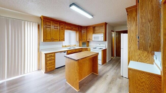 Photo - 331 W Indiana Ave