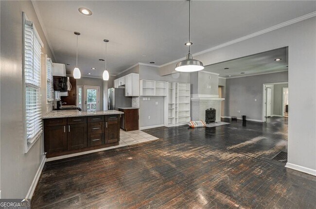 Photo - 483 Burlington Rd NE