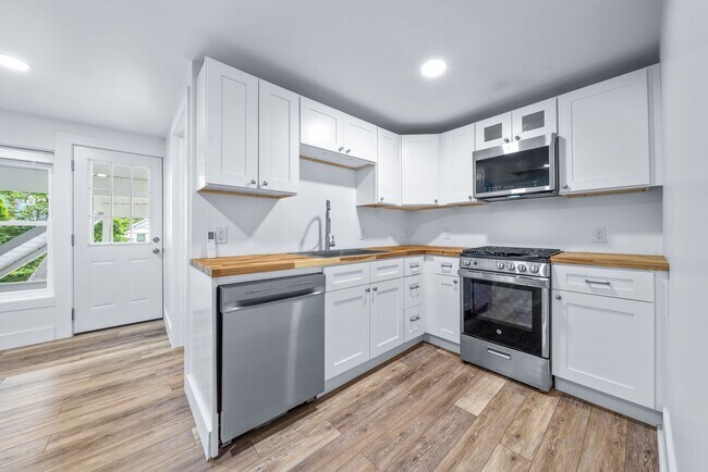 748 Fairview Ave NE Unit #3