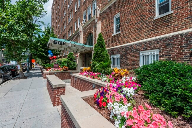 Entrada al jardín de flores - Miramar Apartamentos