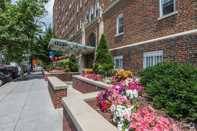 Flower Garden Entrance - Miramar Rental