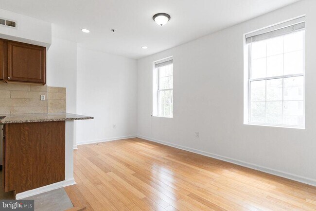 Photo - 227 E Girard Ave Unit 2