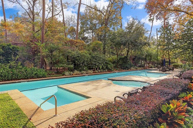 Photo - 121 N Post Oak Ln Unit 205