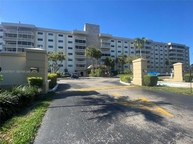 Building Photo - 800 NE 195th St Unit 709