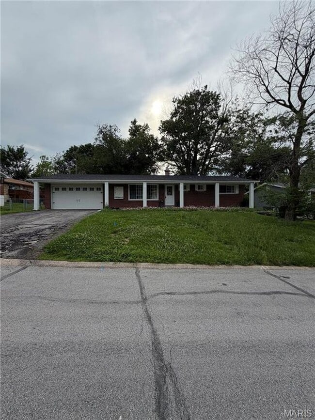 Building Photo - 713 Plaza Dr