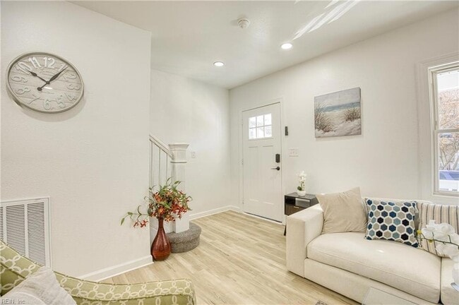 Photo - 910 Rugby St