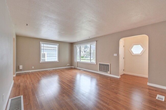 Photo - 2 bed 1 bath home in the heart of downtown Forest Grove