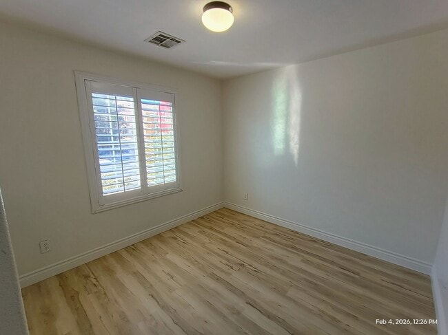 Photo - 674 Iron Bridge St