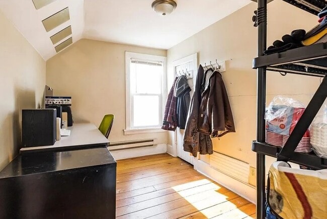 Dormitorio de invitados u oficina en casa/estudio/almacenamiento - 521 Bay St Unidad B