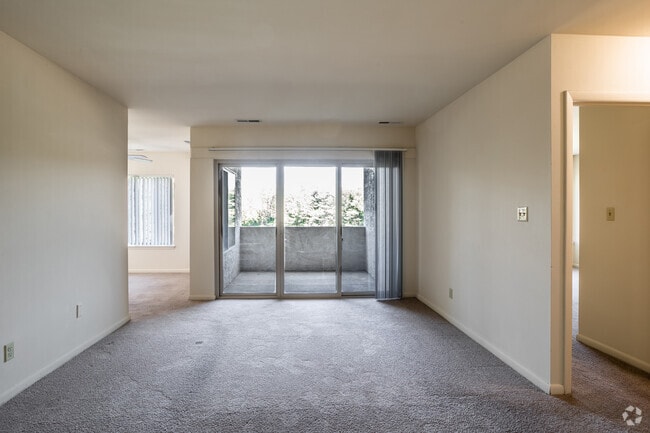 1BR, 1BA - 768 SF - Living Room
