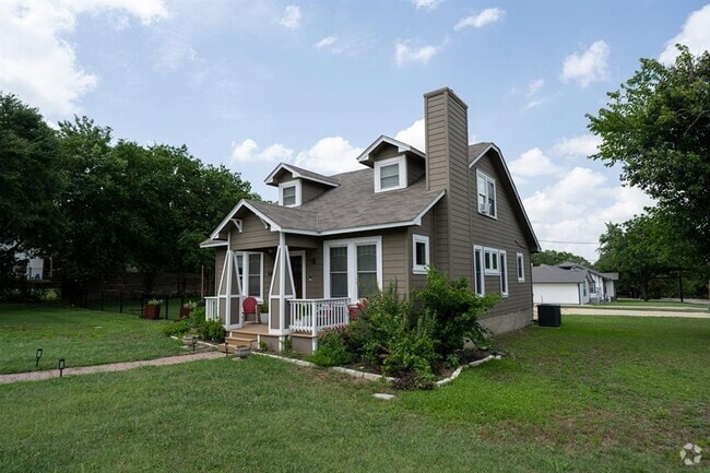 Building Photo - 610 E Pfluger St Rental