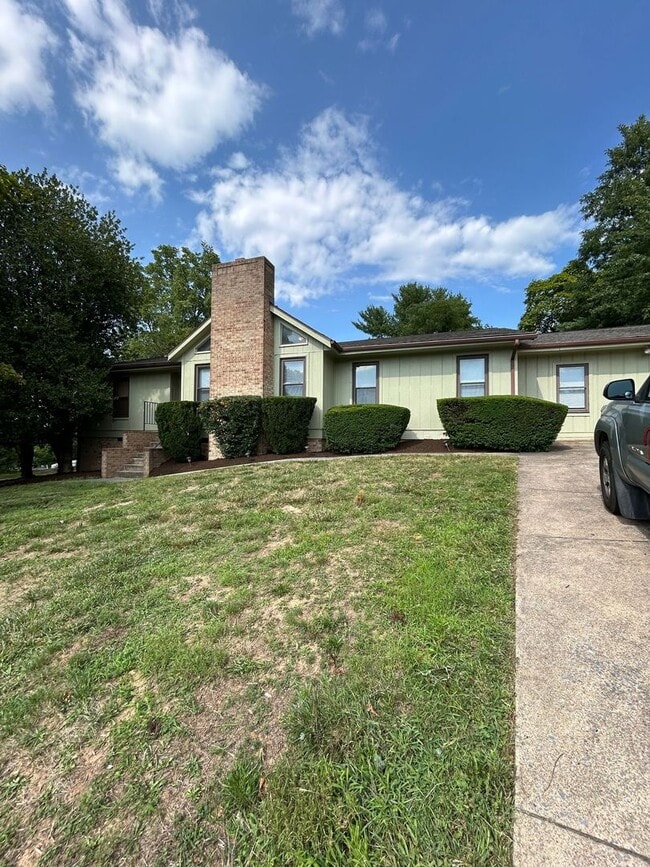 Building Photo - 706 Greenbriar Dr