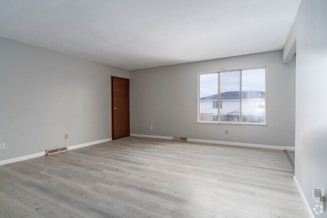 2BR, 1BA - 800SF -