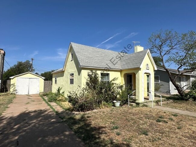 Cozy 2 Bed 1 bath house with detached garage and central Heat and air and washer/dryer hookups in...