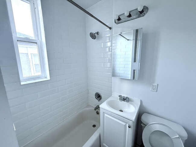 Photo - 241 E Broadway Unidad 2M