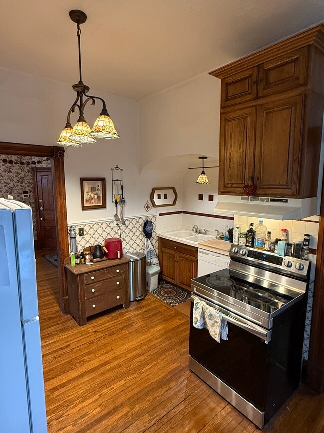 Kitchen - 500 Stuart Ave Unit 4