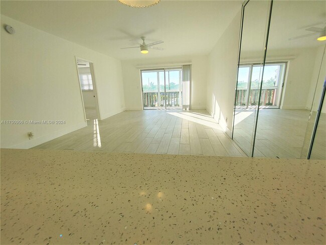 Building Photo - 215 SE 3rd Ave Unit 307C Rental