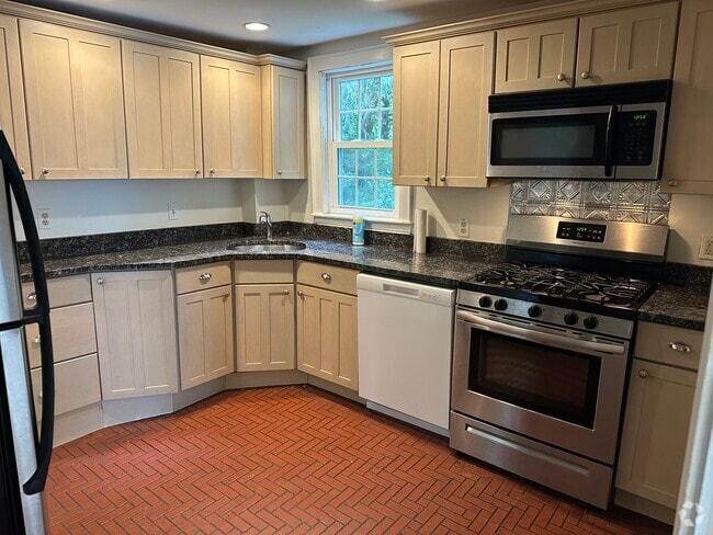 Building Photo - 42 Hatfield Rd Unit 1 Rental