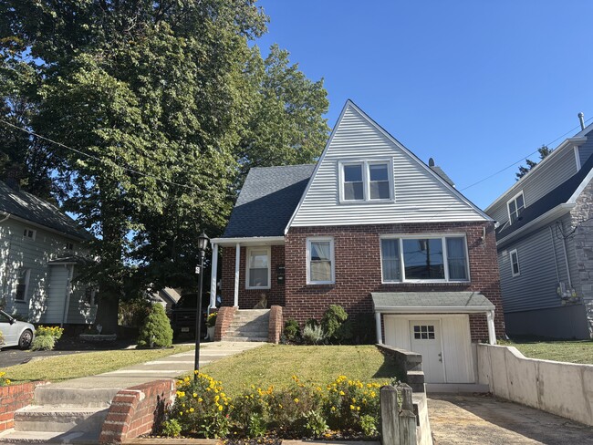 Building Photo - 233 Broughton Ave Unit 2