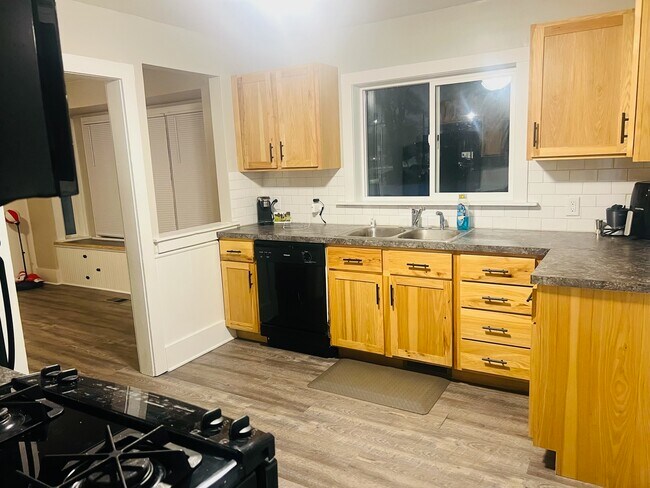 Photo - 27 Maplelawn St SE