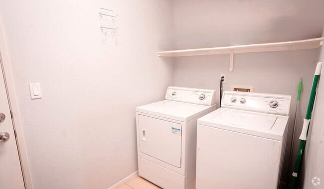Building Photo - 314 Breezy Pl Unit 2 Rental