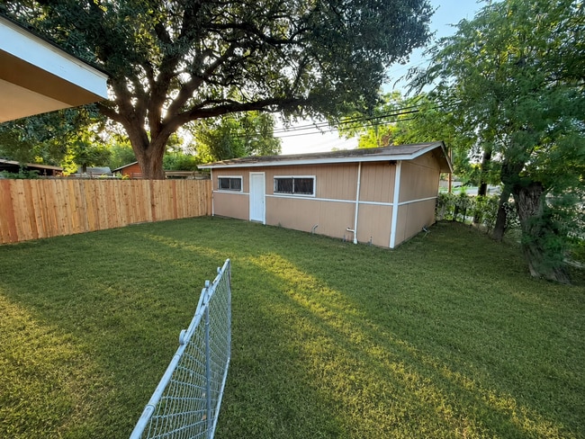 Building Photo - 103 Englewood Dr Unit 2