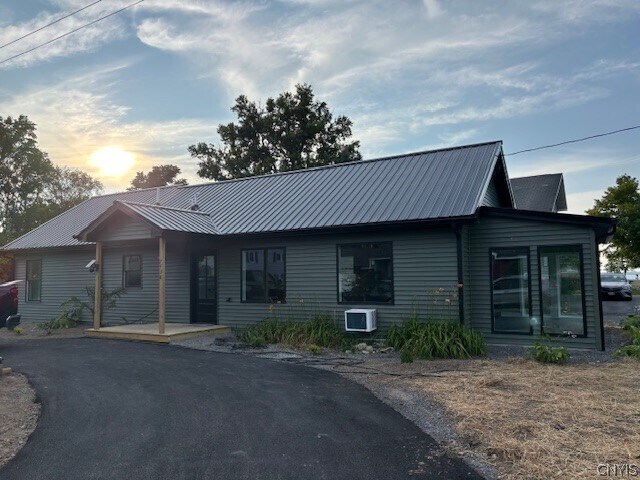 Photo - 7438 Lakeshore Rd
