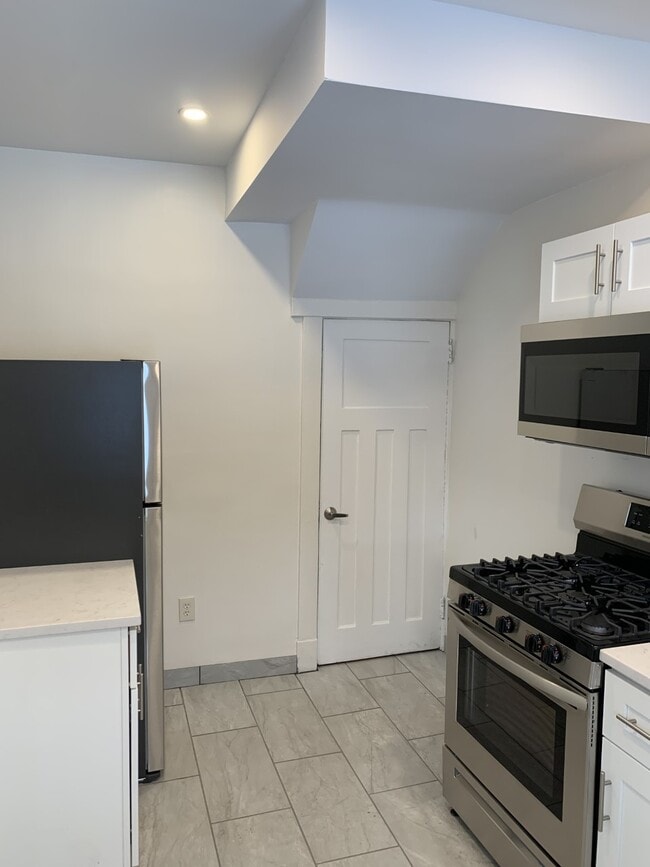 Photo - 1653 Chislett St